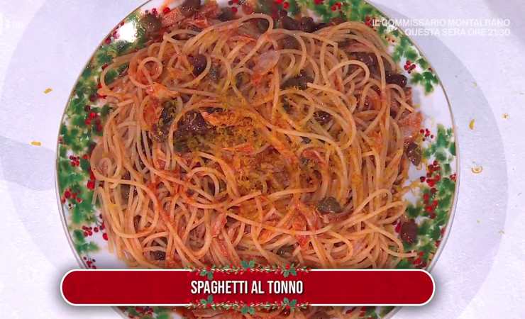 piatto di spaghetti con tonno sugo olive e capperi