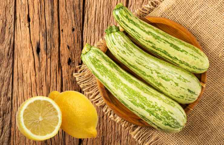 Zucchine e limoni su un tavolo di legno