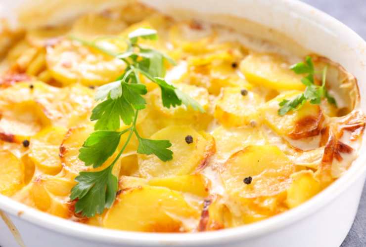 teglia di patate al forno con mozzarella