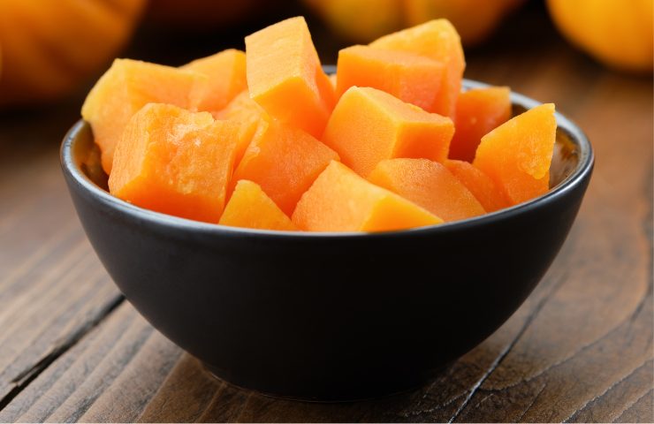 polpa di zucca a cubetti in una ciotola