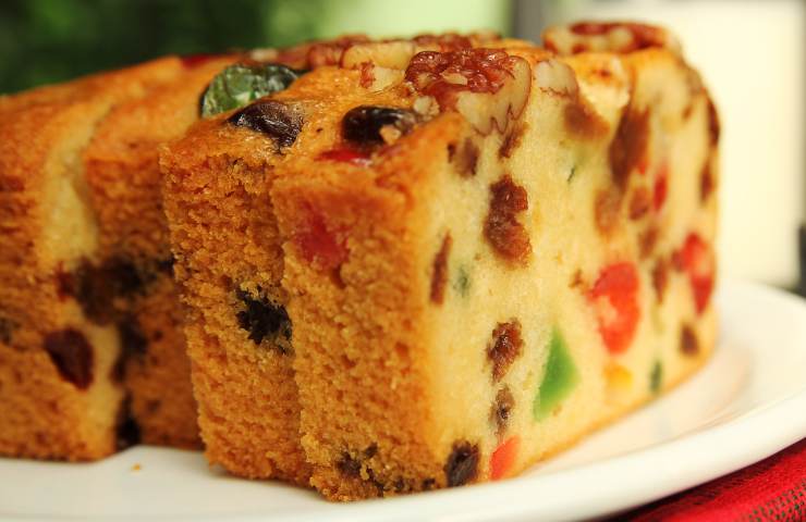 Plum cake di Natale con frutta candita tagliato a fette