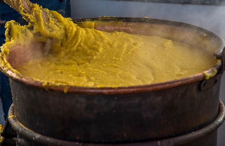 Polenta in preparazione in una casseruola ampia