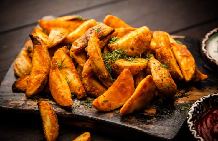 Patate al forno su una piastra