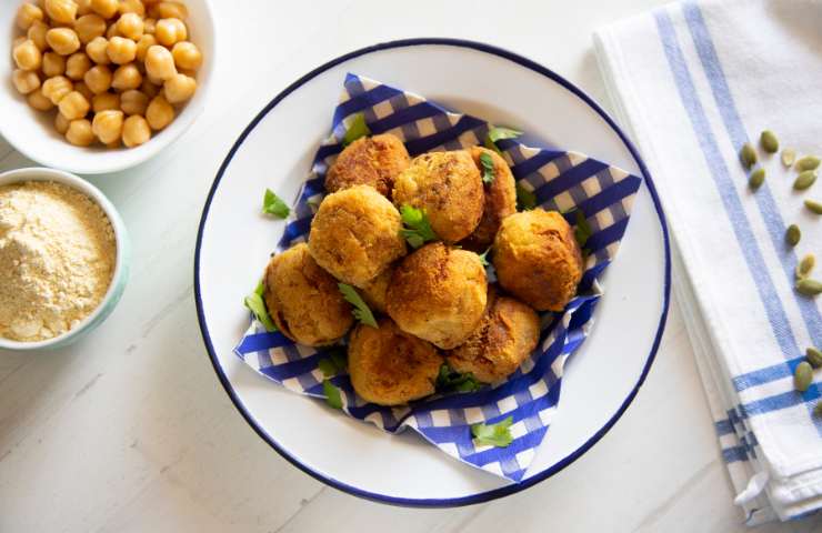 polpette di legumi e patate con cuore filante di mozzarella in un piatto