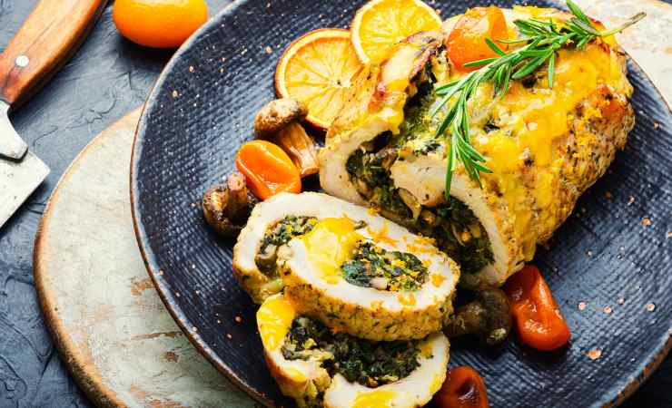 piatto di polpettone di tacchino ripieno di spinaci