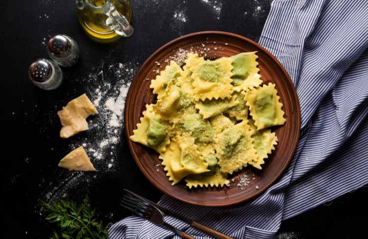 Ravioli con spinaci e ricotta in un piatto