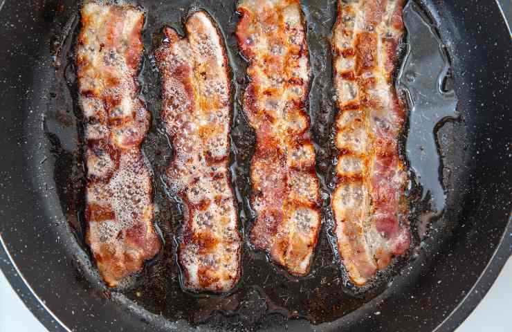 Carbonara a strisce in una padella