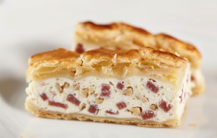 fette di rustico con ripieno di sfoglia, speck e noci