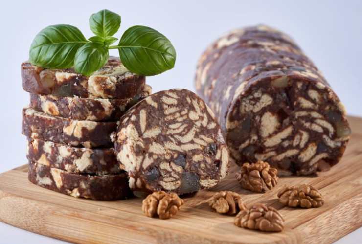 salame di cioccolato con noci tagliato a fette