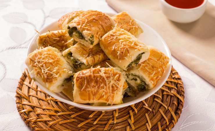 piatto con salatini di pasta sfoglia ripieni di scarola