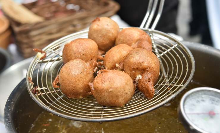 frittelle e pentola con olio