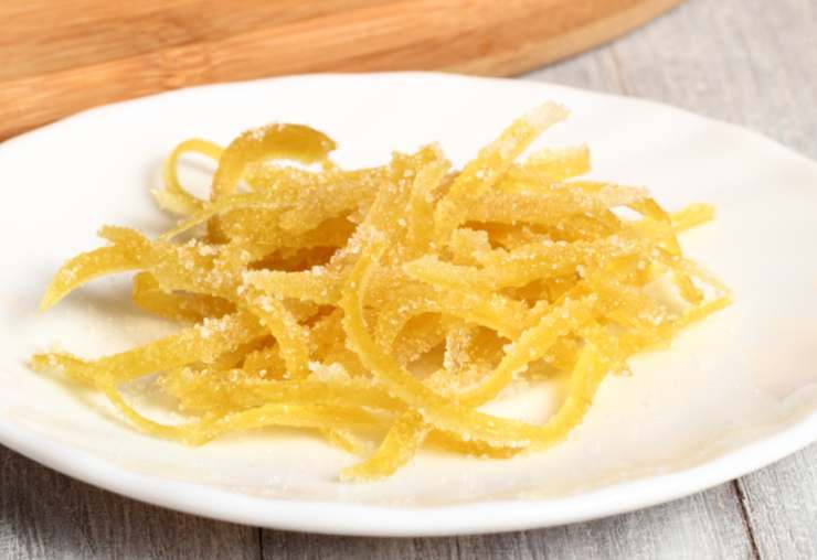 scorze di limone candite sparse in un piatto
