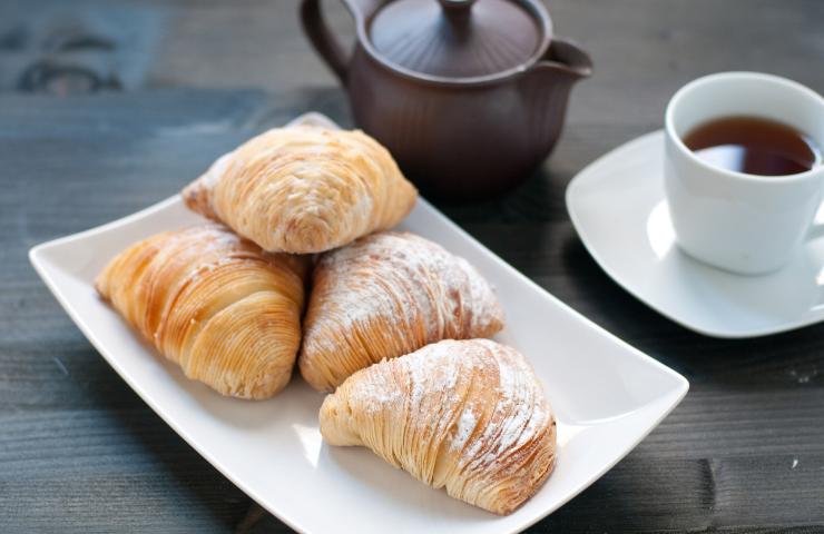 sfogliatelle ricce napoletane con del caffè
