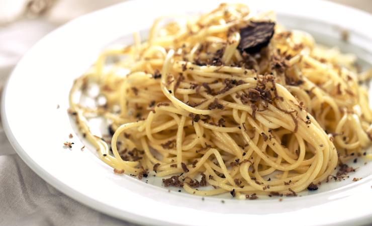 piatto di spaghetti al tartufo nero