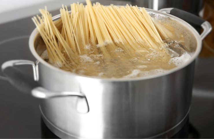 Spaghetti che cuociono in pentola
