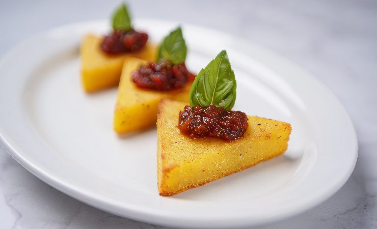 piatto con stuzzichini di polenta