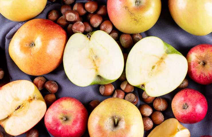 Mele e castagne su un tavolo