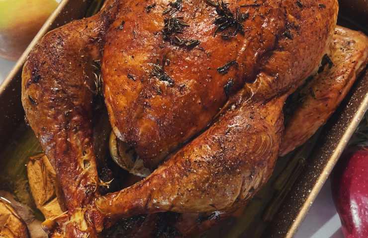 Tacchino arrosto e patate in un vassoio di alluminio