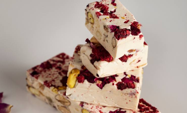 quadretti di torrone cioccolato bianco e frutti rossi