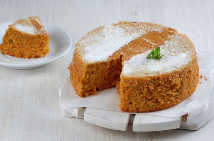torta alle carote con zucchero a velo