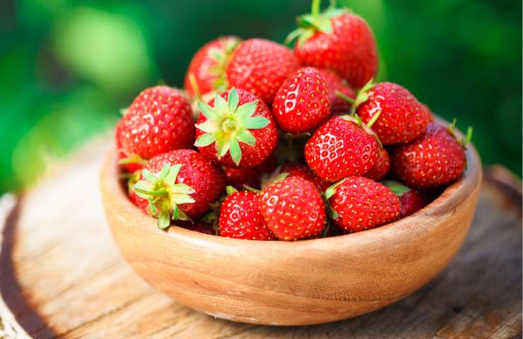 Fragole in una ciotola