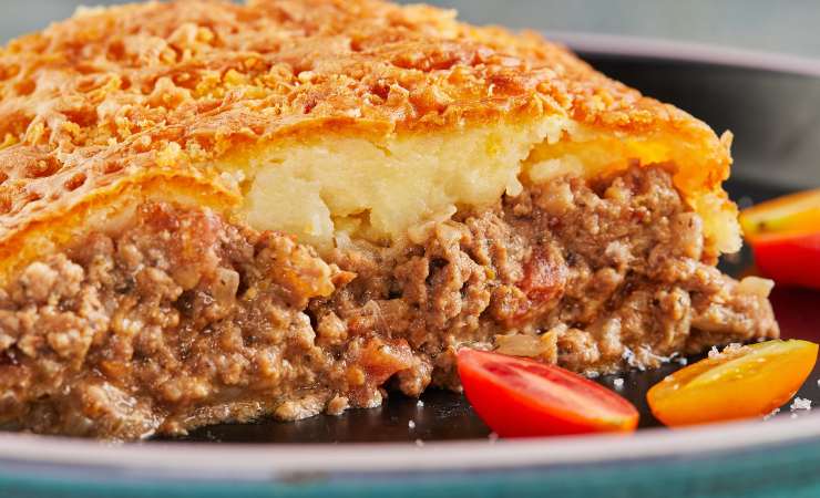 fetta di torta di patate e ragù