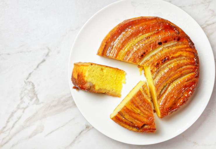 torta rovesciata alle banane in un piatto