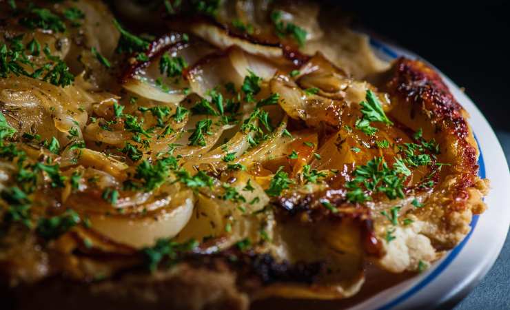 piatto con torta salata cipolle e patate