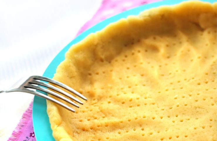 torta brisée bucherellata in una tortiera