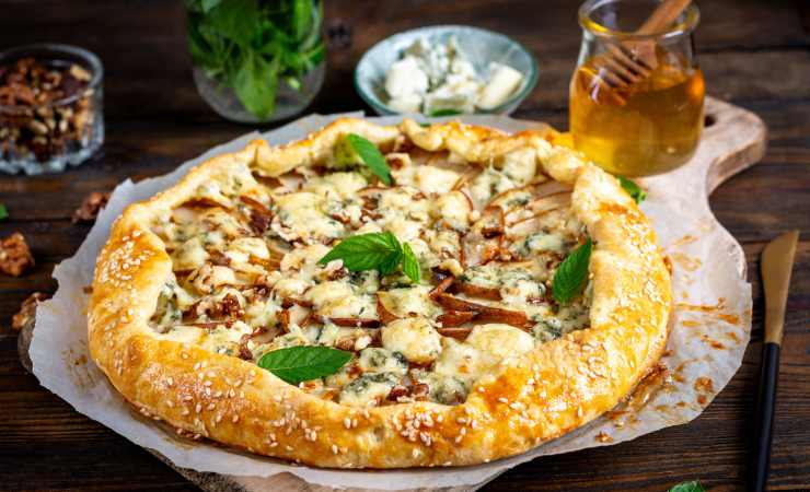 teglia con torta salata pere noci gorgonzola