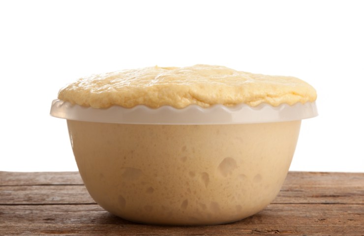 Impasto di torta su tavolo di legno