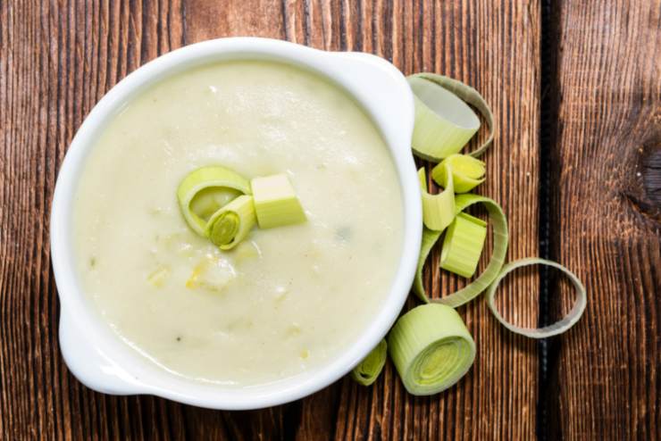 vellutata di porri e patate in ciotola bianca