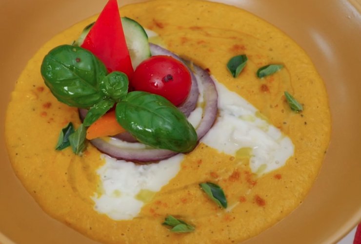 vellutata di zucca e gorgonzola con cipolla, pomodori e basilico