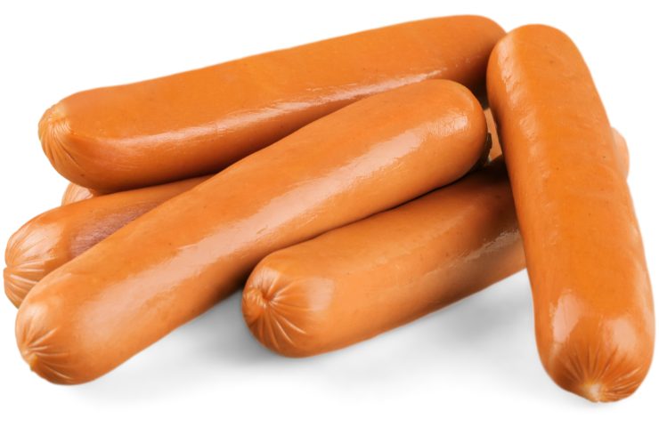 Wurstel ammassati su sfondo bianco