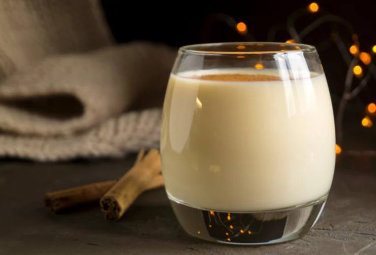 bicchiere con crema di zabaione e cannella