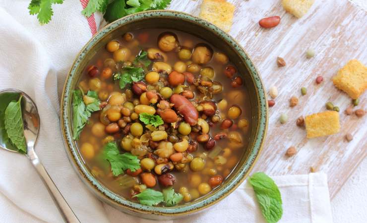 scodella di zuppa di legumi