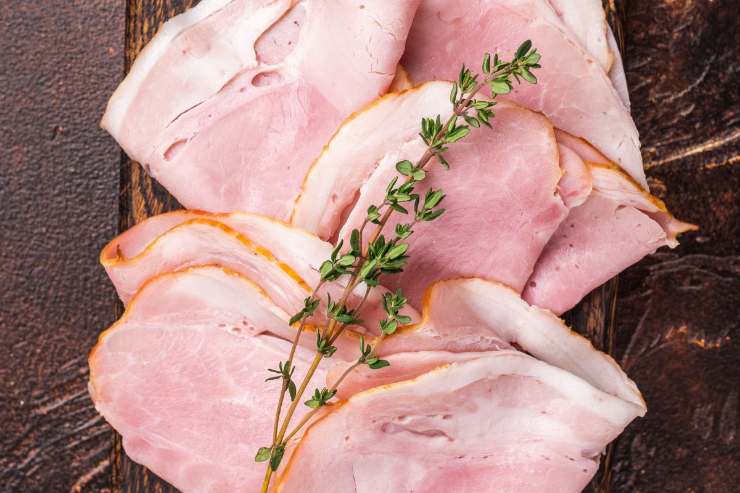 prosciutto cotto a fette su tagliere