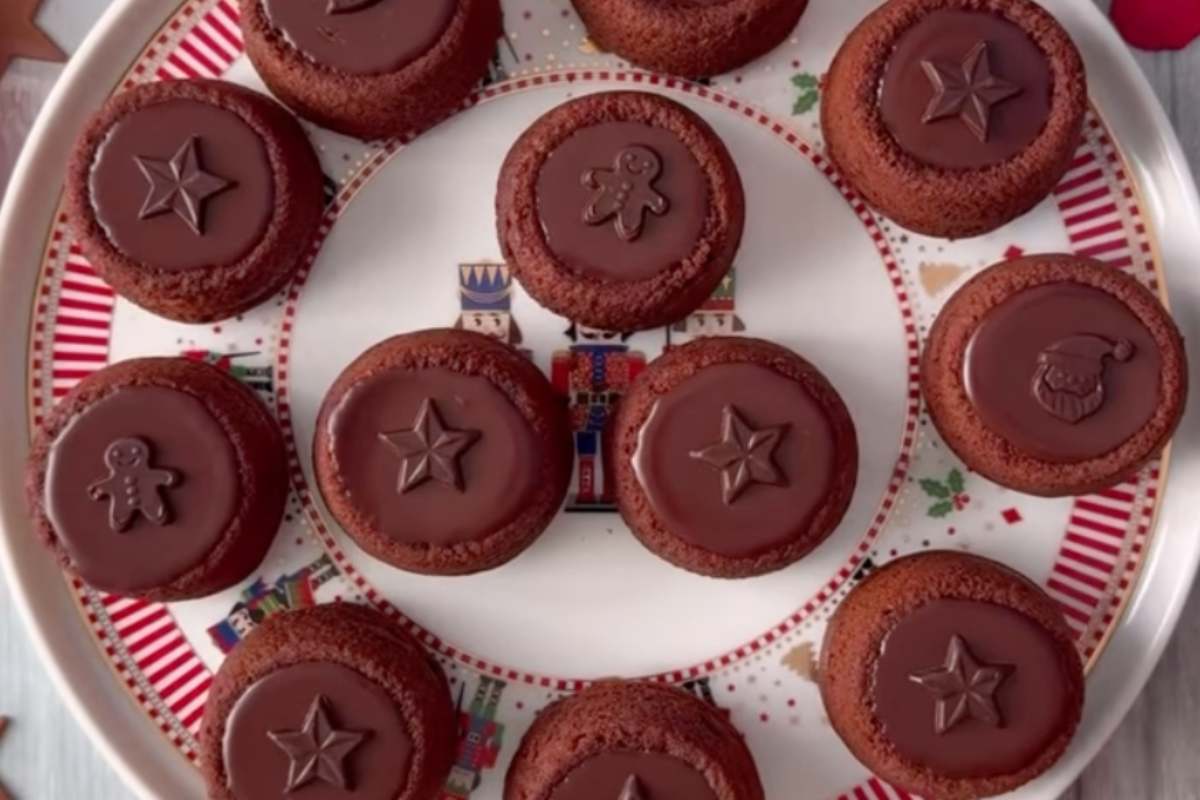 piatto con mini sacher torte