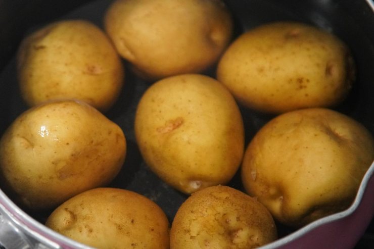 pentola con patate intere