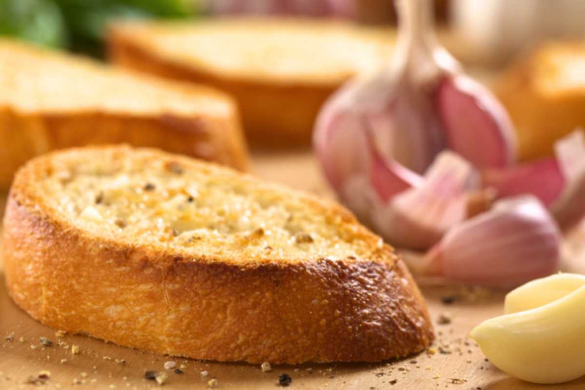 crostini aromatizzati con aglio