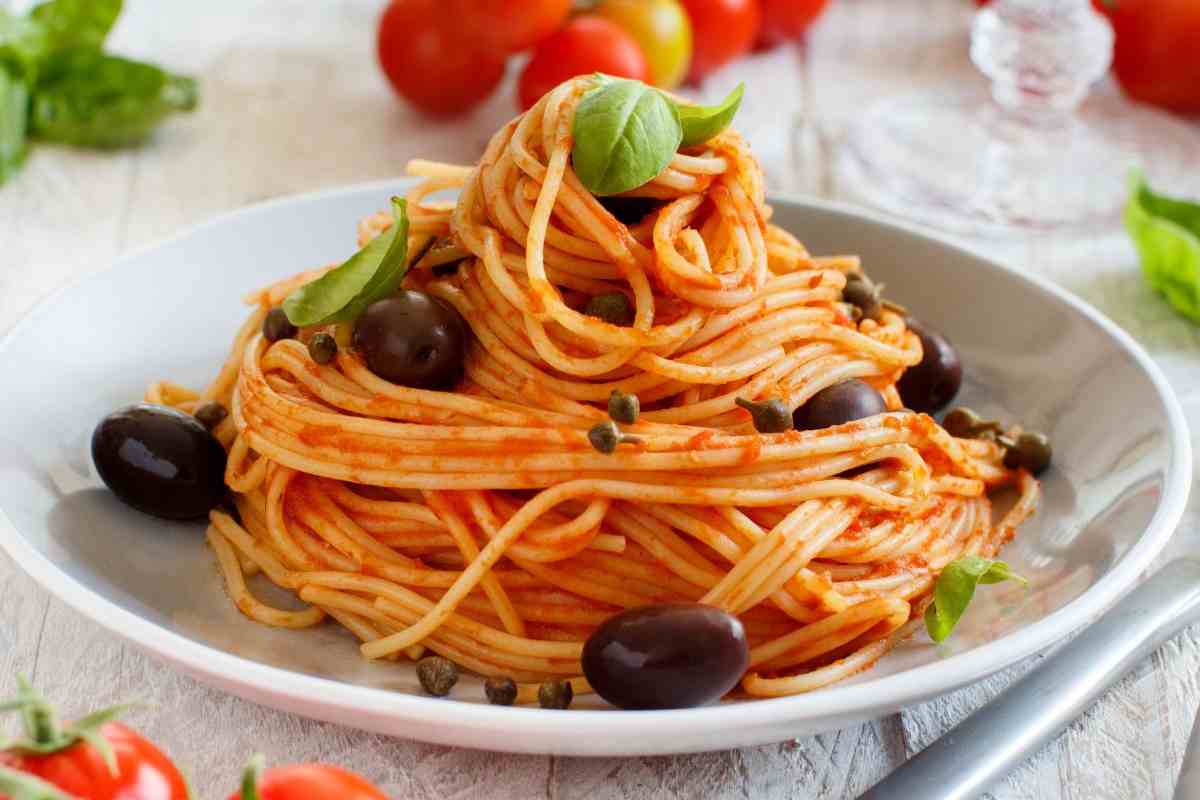 spaghetti pomodoro, olive e basilico