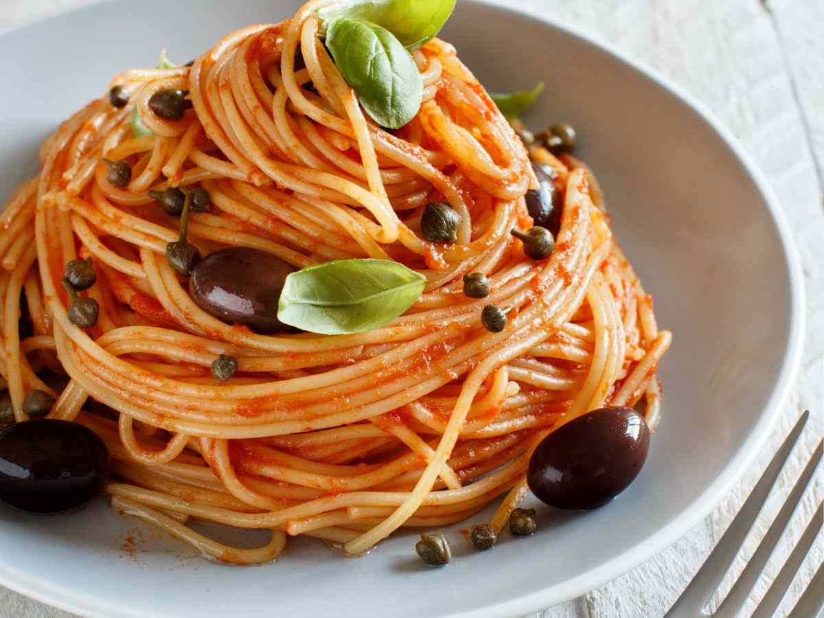 spaghetti con pomodoro e olive