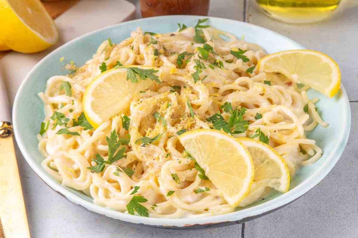 spaghetti al pepe e limone in un piatto