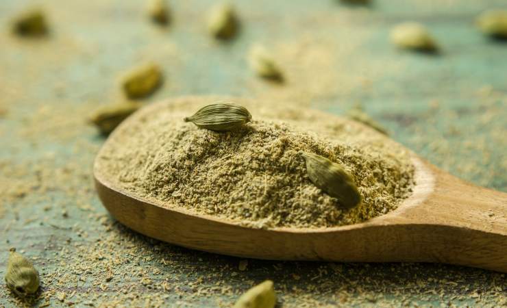 cucchiaino di cardamomo in polvere