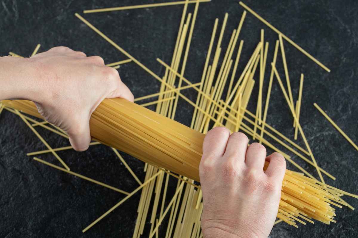 spezzare spaghetti crudi