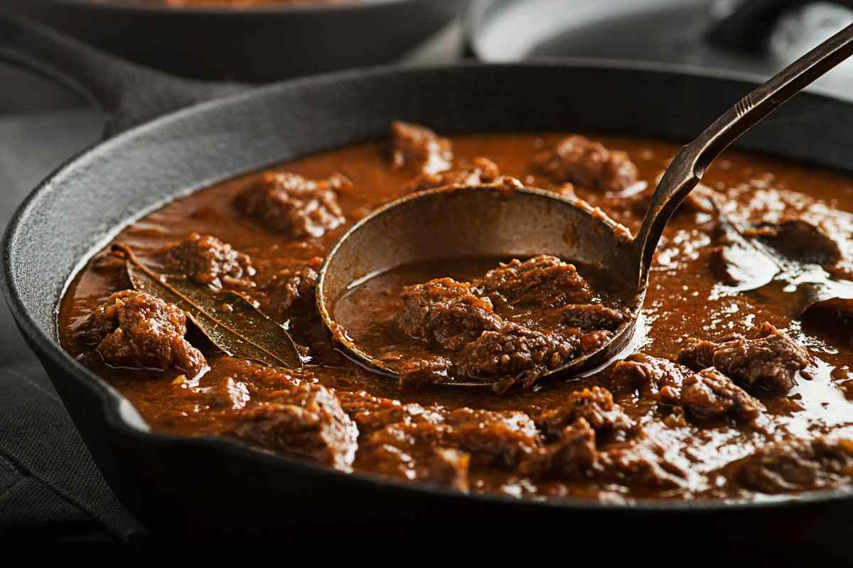 pentola di spezzatino di carne