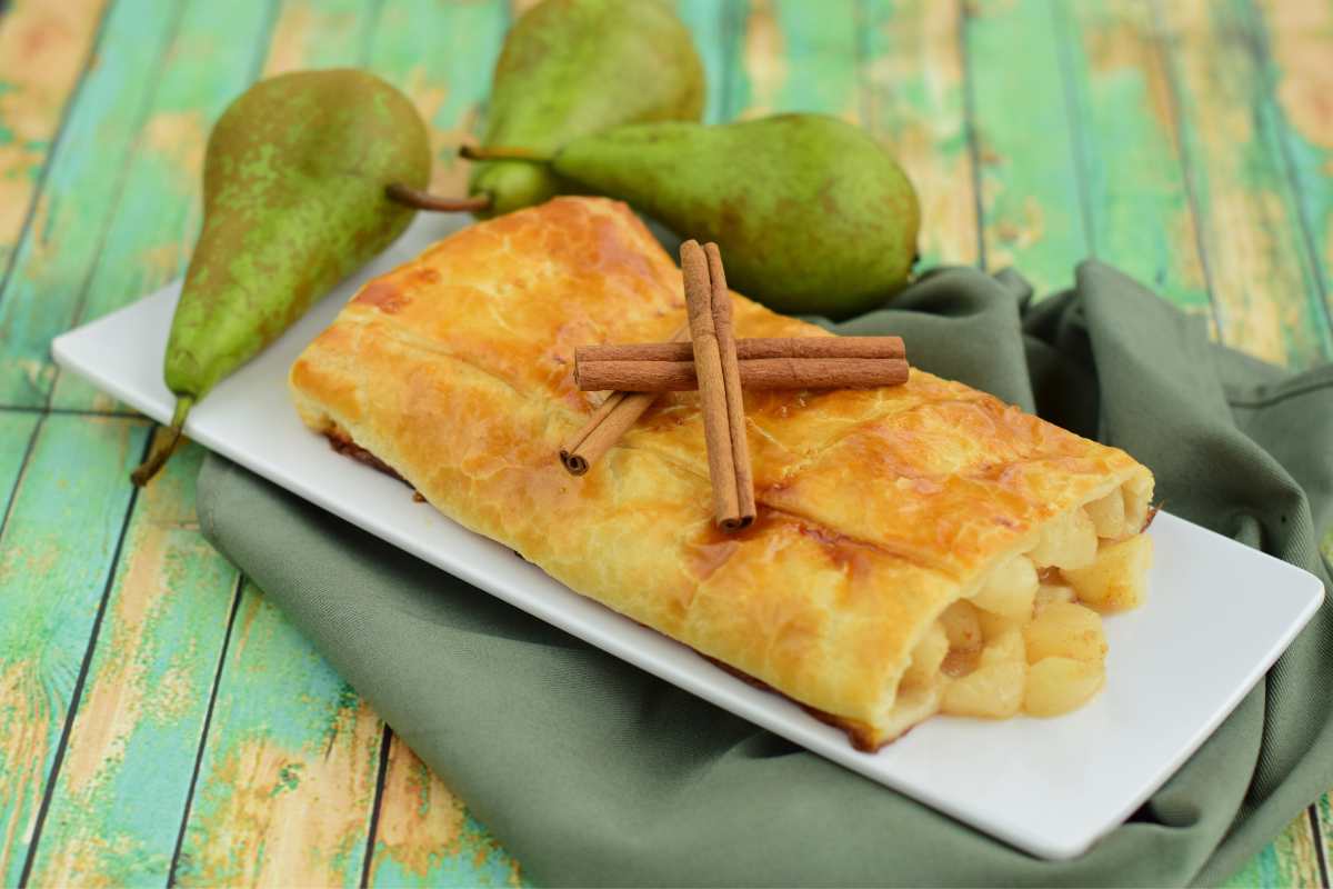 strudel di pere su vassoio bianco