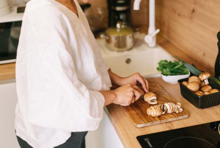 persona taglia i funghi