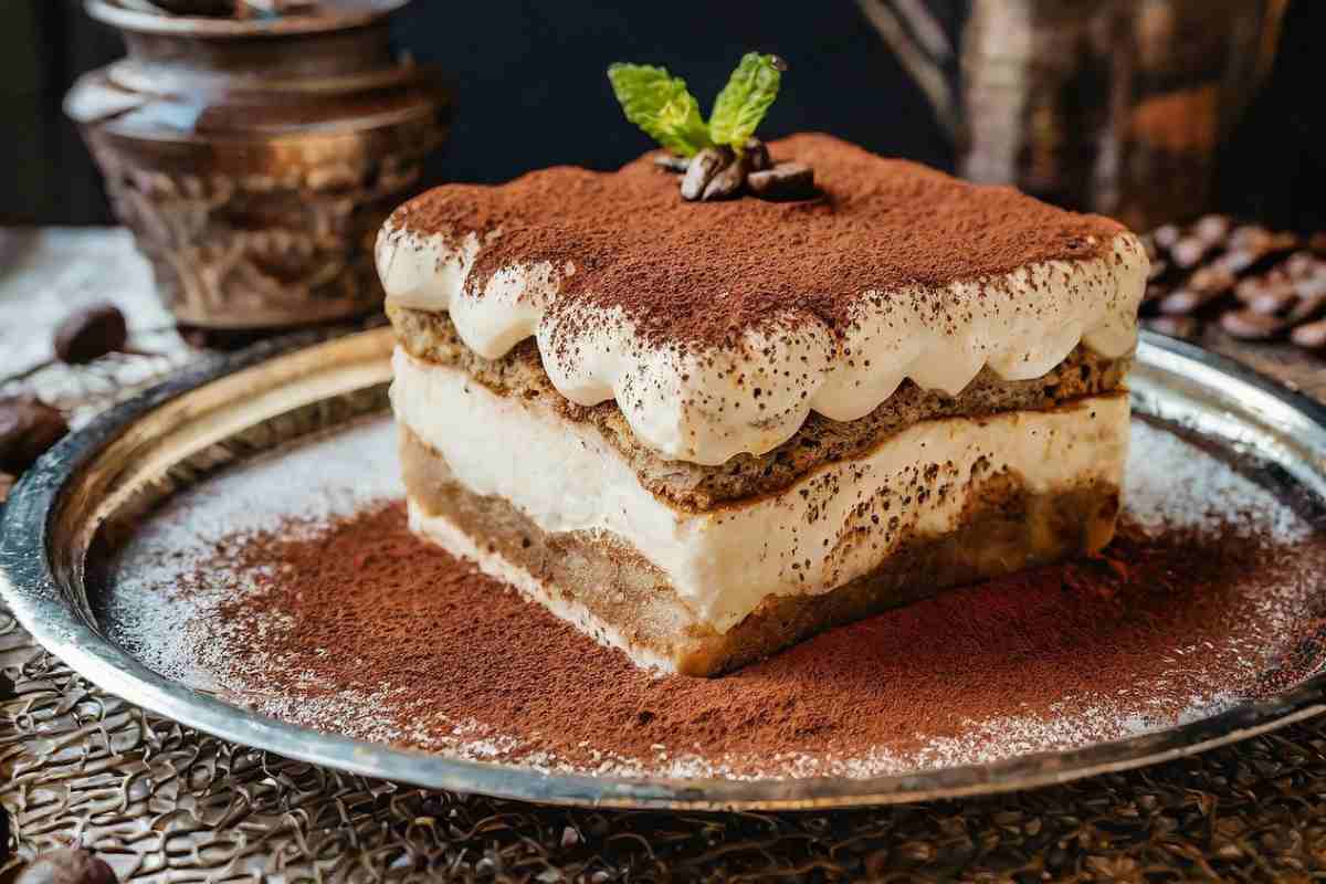 piatto con fetta di tiramisù