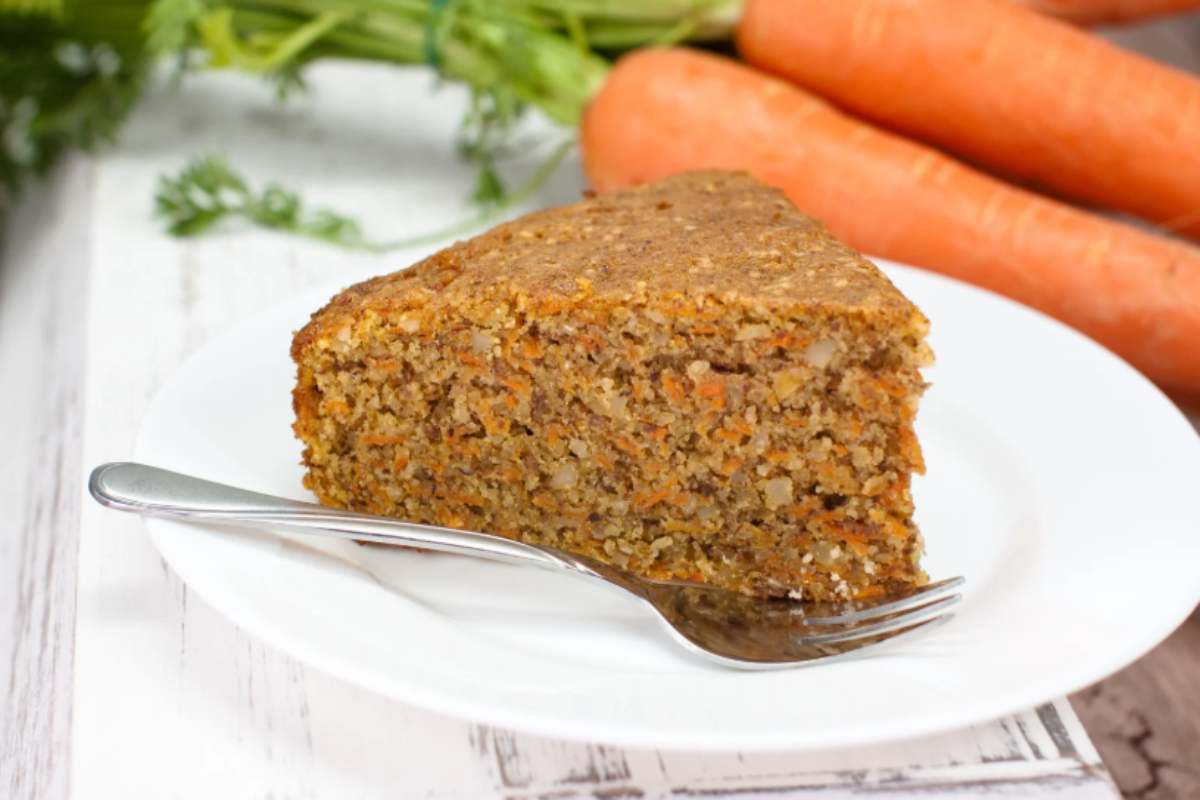 etta di torta di carote sopra ad un piattino con accanto una forchettina